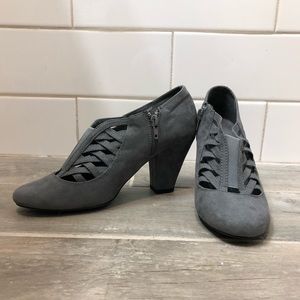 NWOT Jasmin grey suede booties